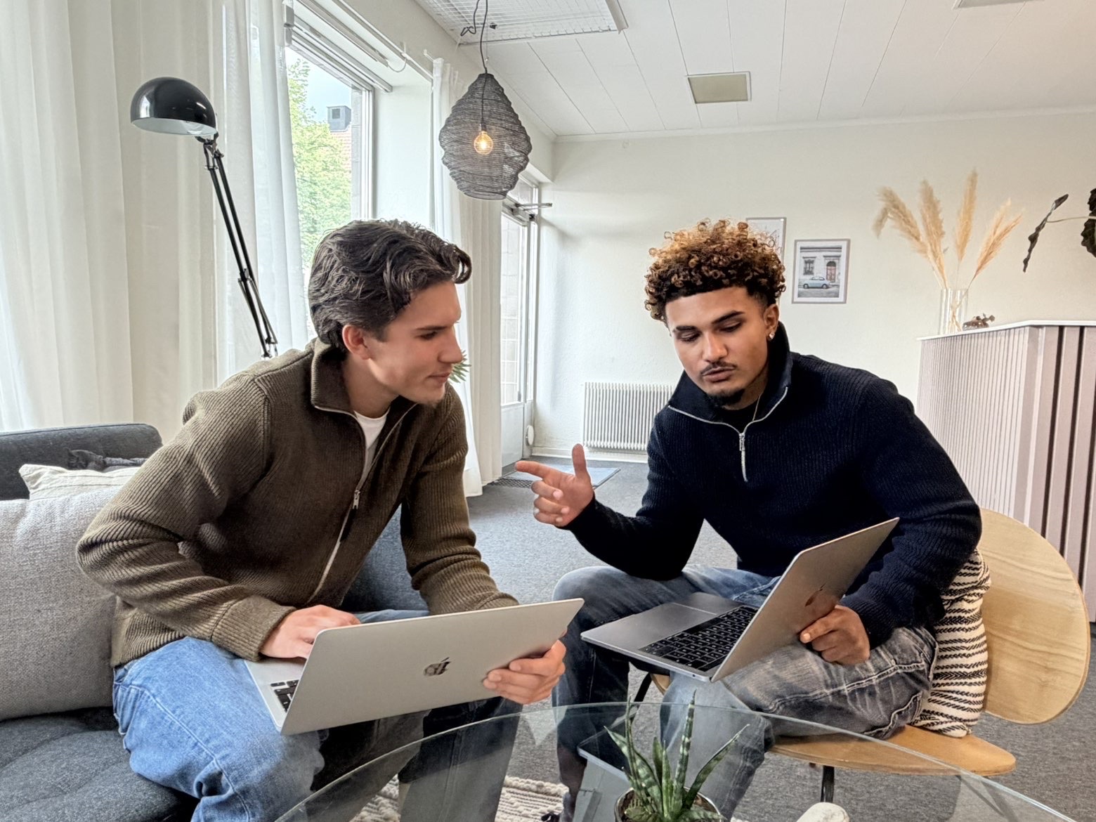 Hugo och Kawa från Medvind, webbyrå i Borlänge, samarbetar vid en kundlösning